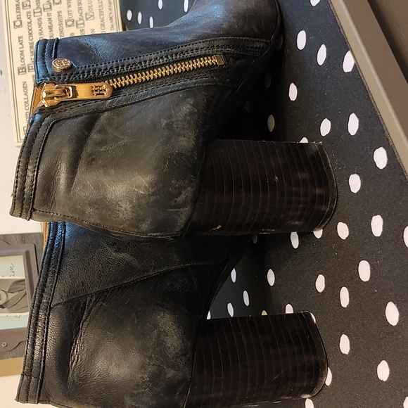 EUC Tommy Hilfiger ankle boot heels - Picture 2 of 9